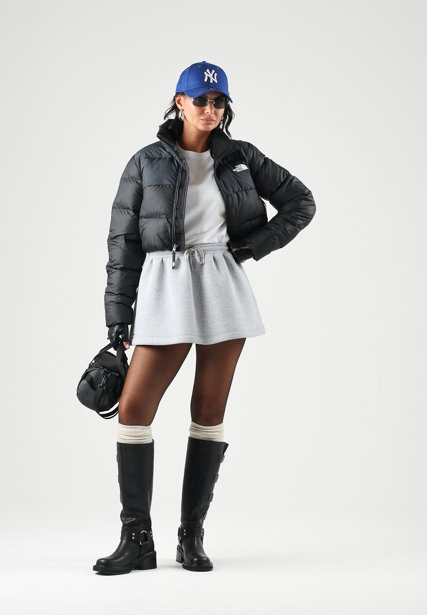THE NORTH FACE Piumino corto SAIKURU CROPPED JACKET TNF Black/Asphalt Grey nero e grigio asfalto da donna, in tessuto tecnico WindWall™ antivento con imbottitura sintetica Ecofluff HL, collo alto, trapuntatura orizzontale e chiusura frontale con zi NF0A89JCKT01 . THE NORTH FACE 