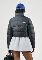 THE NORTH FACE Piumino corto SAIKURU CROPPED JACKET TNF Black/Asphalt Grey nero e grigio asfalto da donna, in tessuto tecnico WindWall™ antivento con imbottitura sintetica Ecofluff HL, collo alto, trapuntatura orizzontale e chiusura frontale con zi NF0A89JCKT01 . THE NORTH FACE 