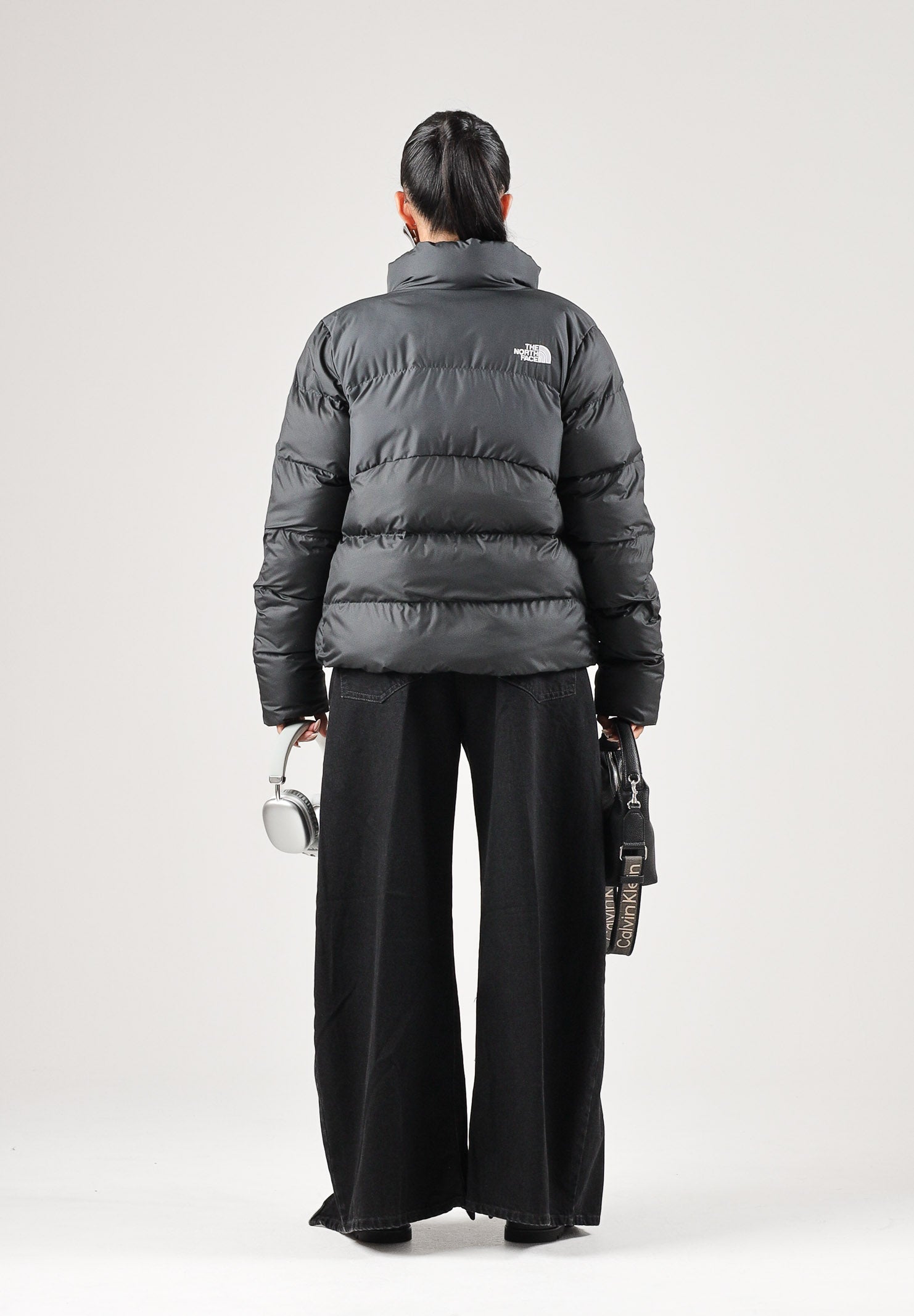 THE NORTH FACE giubbotto piumino SAIKURU TNF Black/Asphalt Grey nero e grigio asfalto da donna, in tessuto tecnico di poliestere idrorepellente con imbottitura sintetica Ecofluff HL, collo alto oversize, chiusura full zip, tasche laterali con zip e t NF0A89JDKT01 . THE NORTH FACE 
