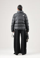 THE NORTH FACE giubbotto piumino SAIKURU TNF Black/Asphalt Grey nero e grigio asfalto da donna, in tessuto tecnico di poliestere idrorepellente con imbottitura sintetica Ecofluff HL, collo alto oversize, chiusura full zip, tasche laterali con zip e t NF0A89JDKT01 . THE NORTH FACE 