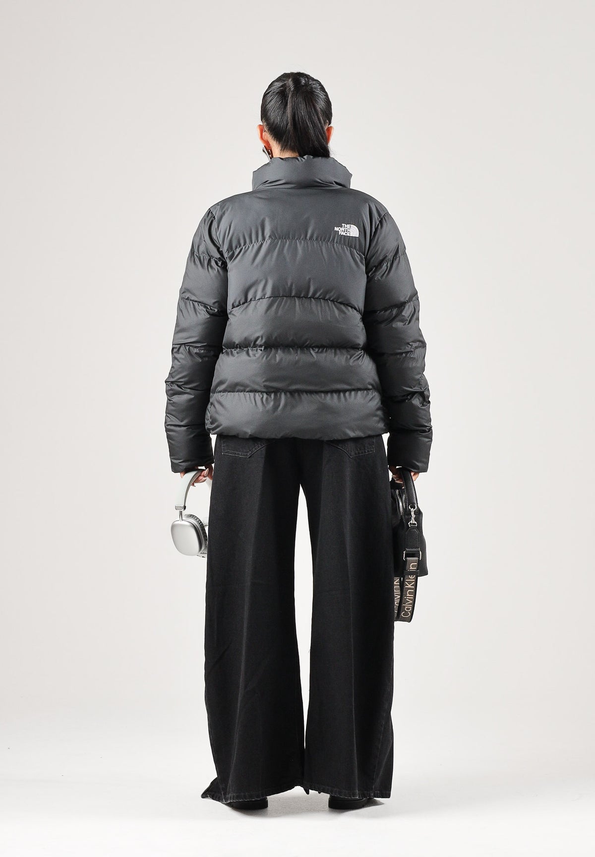 THE NORTH FACE giubbotto piumino SAIKURU TNF Black/Asphalt Grey nero e grigio asfalto da donna, in tessuto tecnico di poliestere idrorepellente con imbottitura sintetica Ecofluff HL, collo alto oversize, chiusura full zip, tasche laterali con zip e t NF0A89JDKT01 . THE NORTH FACE 