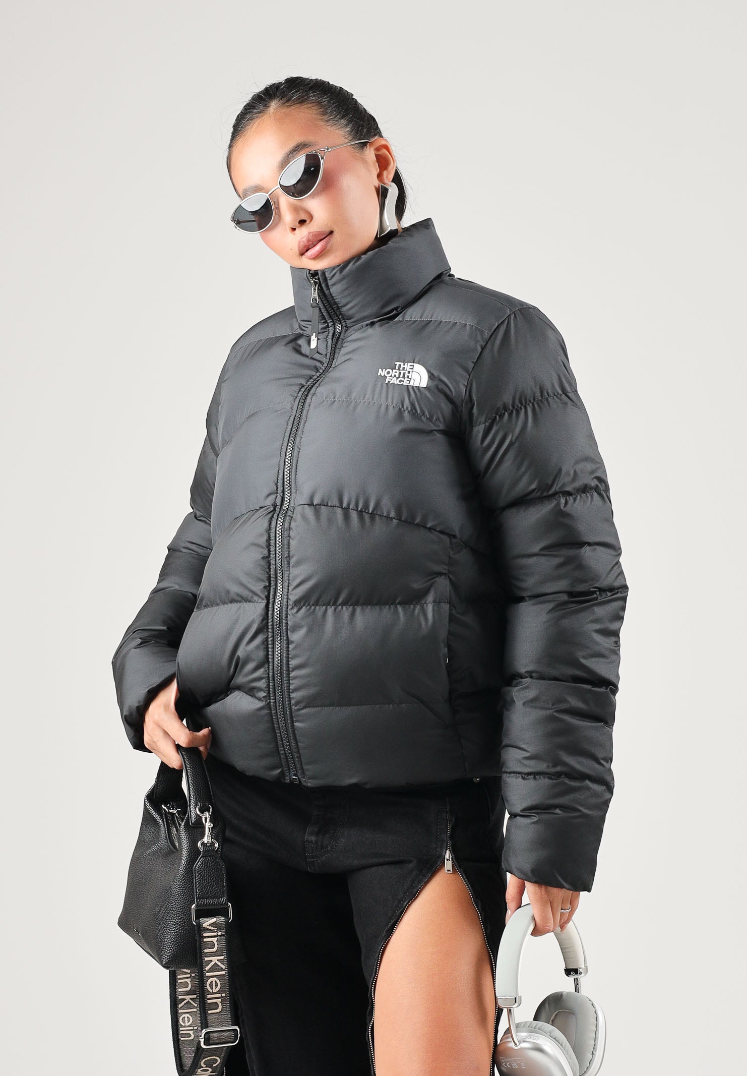 THE NORTH FACE giubbotto piumino SAIKURU TNF Black/Asphalt Grey nero e grigio asfalto da donna, in tessuto tecnico di poliestere idrorepellente con imbottitura sintetica Ecofluff HL, collo alto oversize, chiusura full zip, tasche laterali con zip e t NF0A89JDKT01 . THE NORTH FACE 