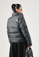 THE NORTH FACE giubbotto piumino SAIKURU TNF Black/Asphalt Grey nero e grigio asfalto da donna, in tessuto tecnico di poliestere idrorepellente con imbottitura sintetica Ecofluff HL, collo alto oversize, chiusura full zip, tasche laterali con zip e t NF0A89JDKT01 . THE NORTH FACE 