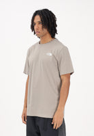 THE NORTH FACE T-shirt a manica corta Evolution NSE Box Regular fango da uomo NF0A8B6K2MB1 . THE NORTH FACE 