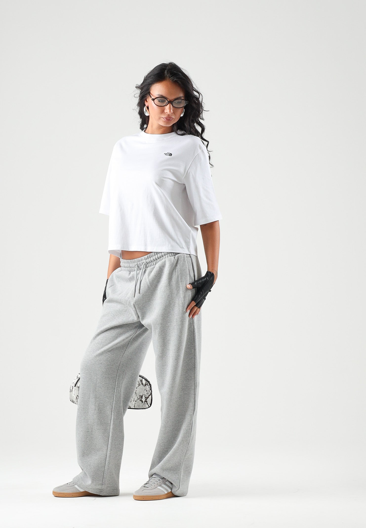 THE NORTH FACE Pantaloni SIMPLE DOME PANT grigio chiaro da donna con elastico in vita e polsini alle caviglie. NF0A8CWDCQO1 . THE NORTH FACE 