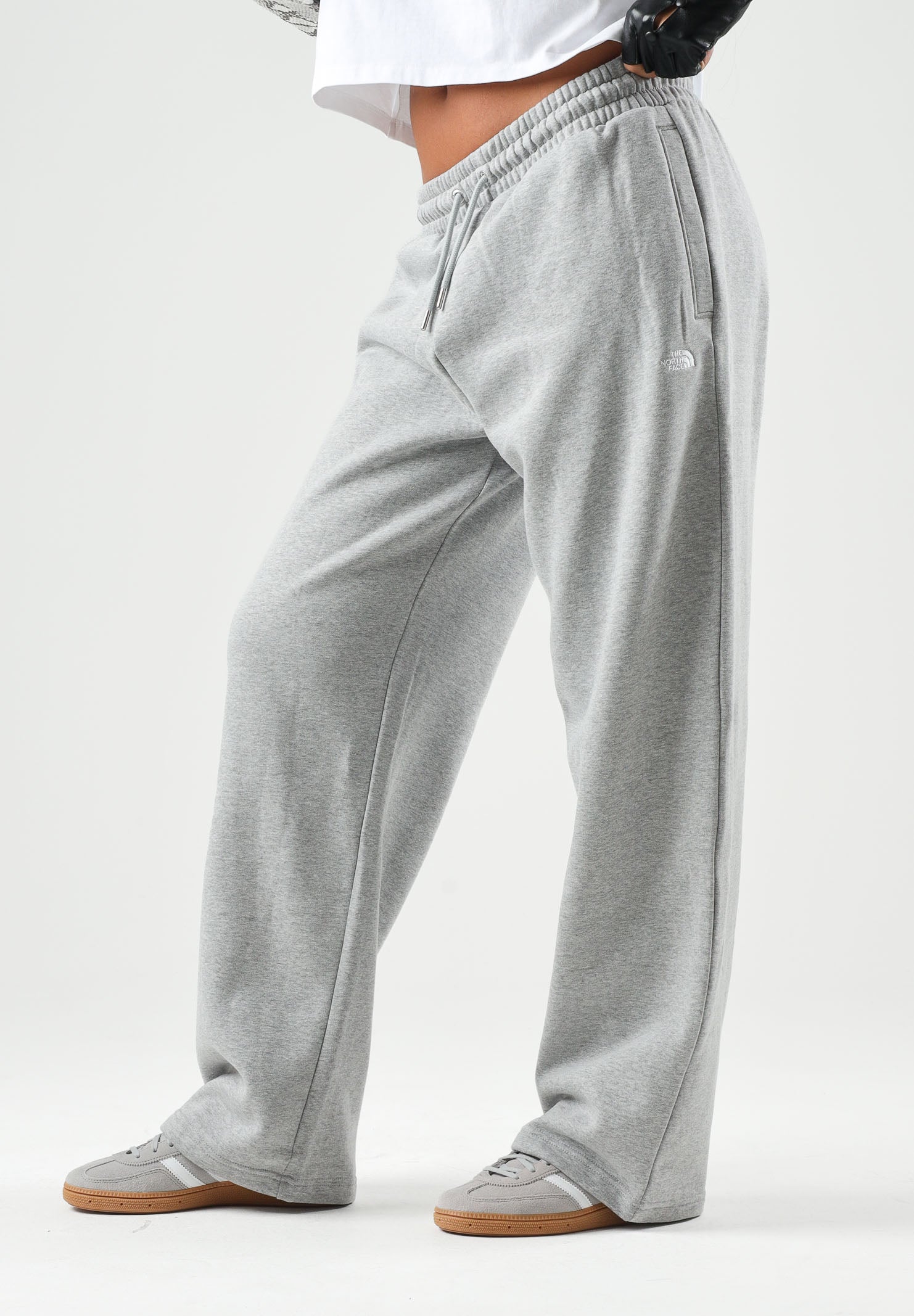 THE NORTH FACE Pantaloni SIMPLE DOME PANT grigio chiaro da donna con elastico in vita e polsini alle caviglie. NF0A8CWDCQO1 . THE NORTH FACE 