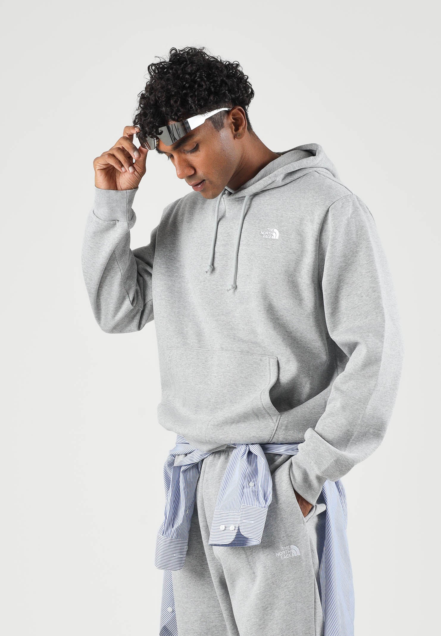THE NORTH FACE Felpa con cappuccio EVOLUTION SIMPLE DOME REGULAR HOODIE grigia da uomo NF0A8CWMCQO1 . THE NORTH FACE 