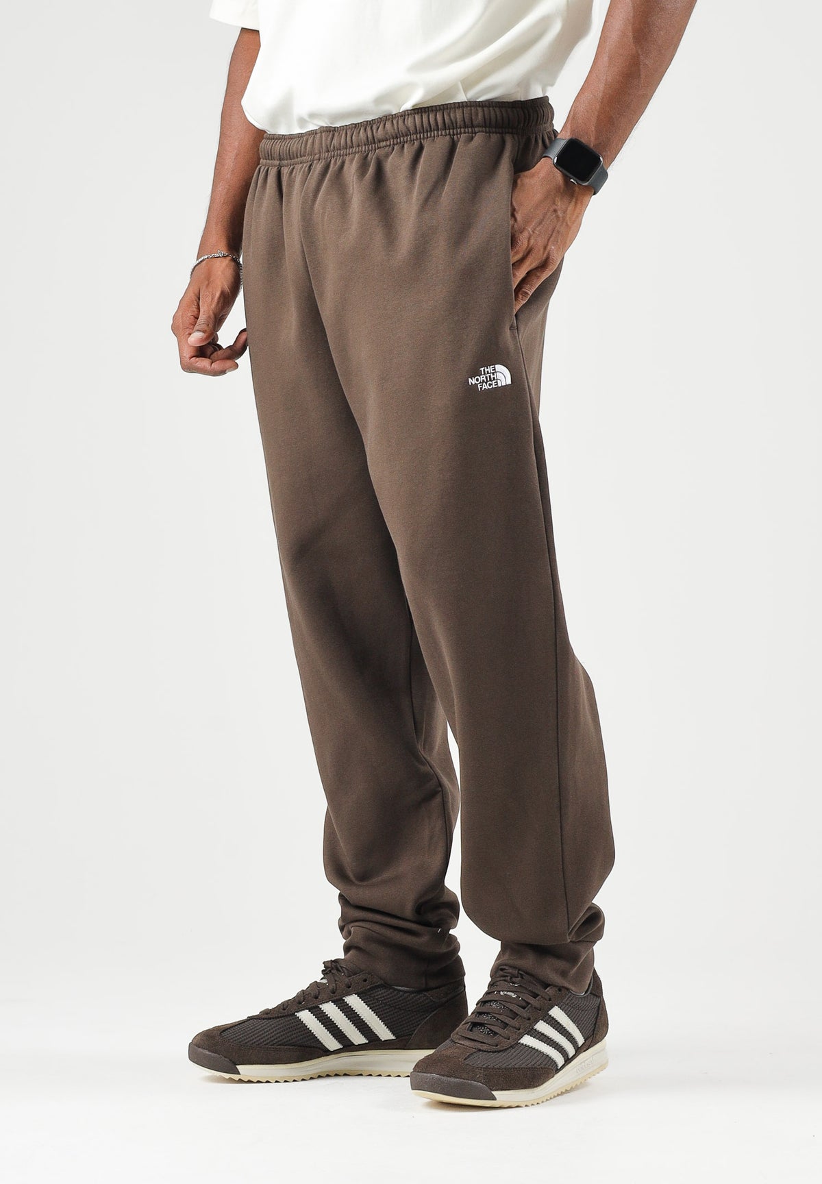 THE NORTH FACE Pantaloni sportivi SIMPLE DOME PANT marrone da uomo con elastico in vita e polsini alle caviglie. NF0A8CWYNMF1 . THE NORTH FACE 