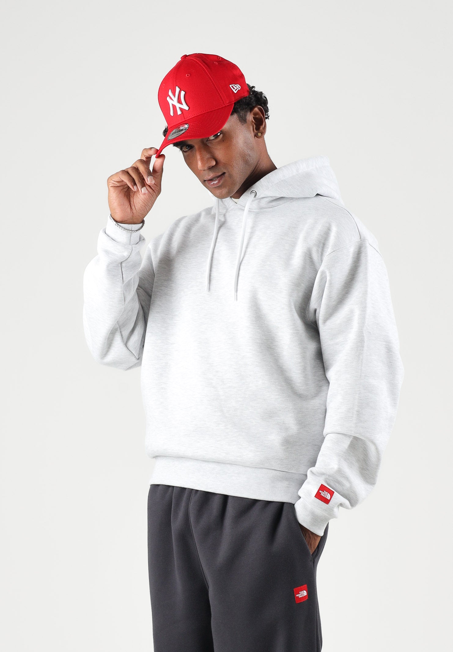 THE NORTH FACE Felpa con cappuccio FINE HOODIE grigio da uomo con tasca a marsupio frontale. NF0A8EFZE041 . THE NORTH FACE 