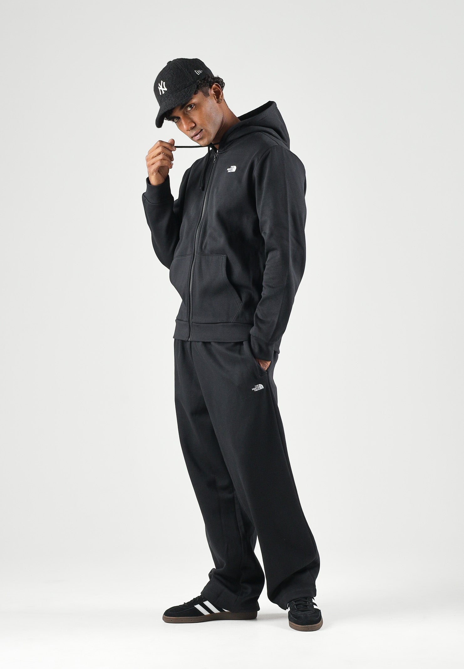 THE NORTH FACE Felpa con zip tnf black nera per uomo e donna  con pratica con cappuccio e tasche laterali. NF0A8EU1JK31 . THE NORTH FACE 