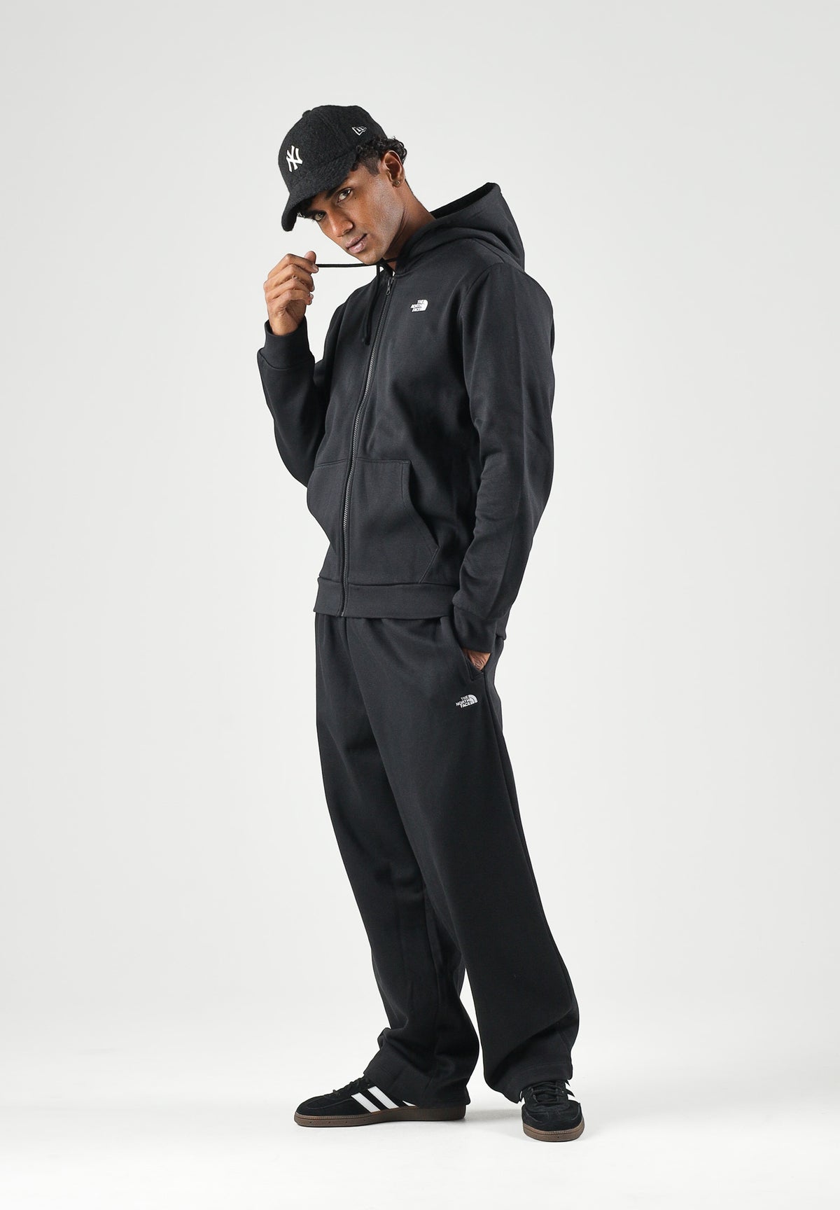 THE NORTH FACE Felpa con zip tnf black nera per uomo e donna  con pratica con cappuccio e tasche laterali. NF0A8EU1JK31 . THE NORTH FACE 