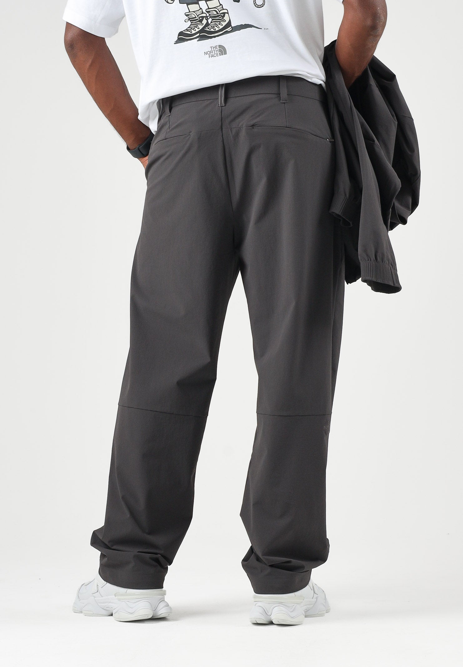 THE NORTH FACE Pantaloni TNF TECH WOVEN Lead grigio antracite da uomo, in tessuto WindWall™ antivento, con pinces e gamba dritta. NF0A8H9MNO11 . THE NORTH FACE 