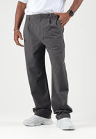 THE NORTH FACE Pantaloni TNF TECH WOVEN Lead grigio antracite da uomo, in tessuto WindWall™ antivento, con pinces e gamba dritta. NF0A8H9MNO11 . THE NORTH FACE 