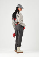 THE NORTH FACE Pantaloni TNF TECH WOVEN Lead grigio antracite da uomo, in tessuto WindWall™ antivento, con pinces e gamba dritta. NF0A8H9MNO11 . THE NORTH FACE 
