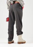 THE NORTH FACE Pantaloni TNF TECH WOVEN Lead grigio antracite da uomo, in tessuto WindWall™ antivento, con pinces e gamba dritta. NF0A8H9MNO11 . THE NORTH FACE 