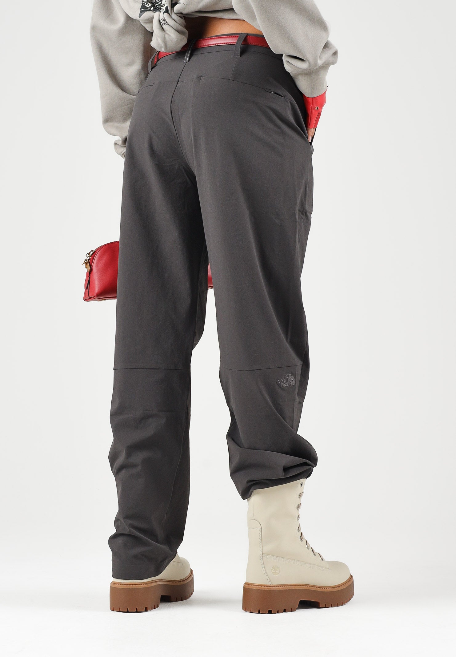 THE NORTH FACE Pantaloni TNF TECH WOVEN Lead grigio antracite da uomo, in tessuto WindWall™ antivento, con pinces e gamba dritta. NF0A8H9MNO11 . THE NORTH FACE 