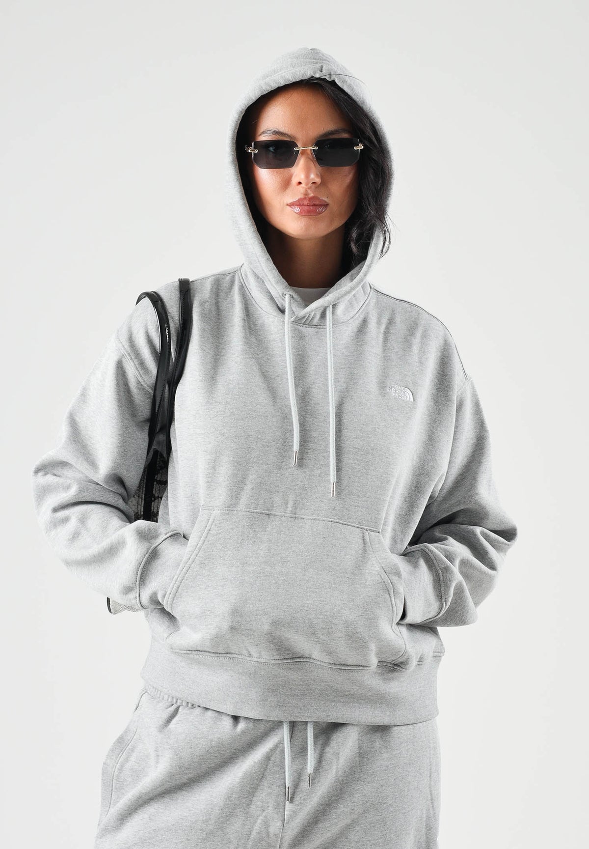 THE NORTH FACE Felpa con cappuccio SIMPLE DOME HOODIE grigio da donna con tasca a marsupio frontale. NF0A8HBXCQO1 . THE NORTH FACE 