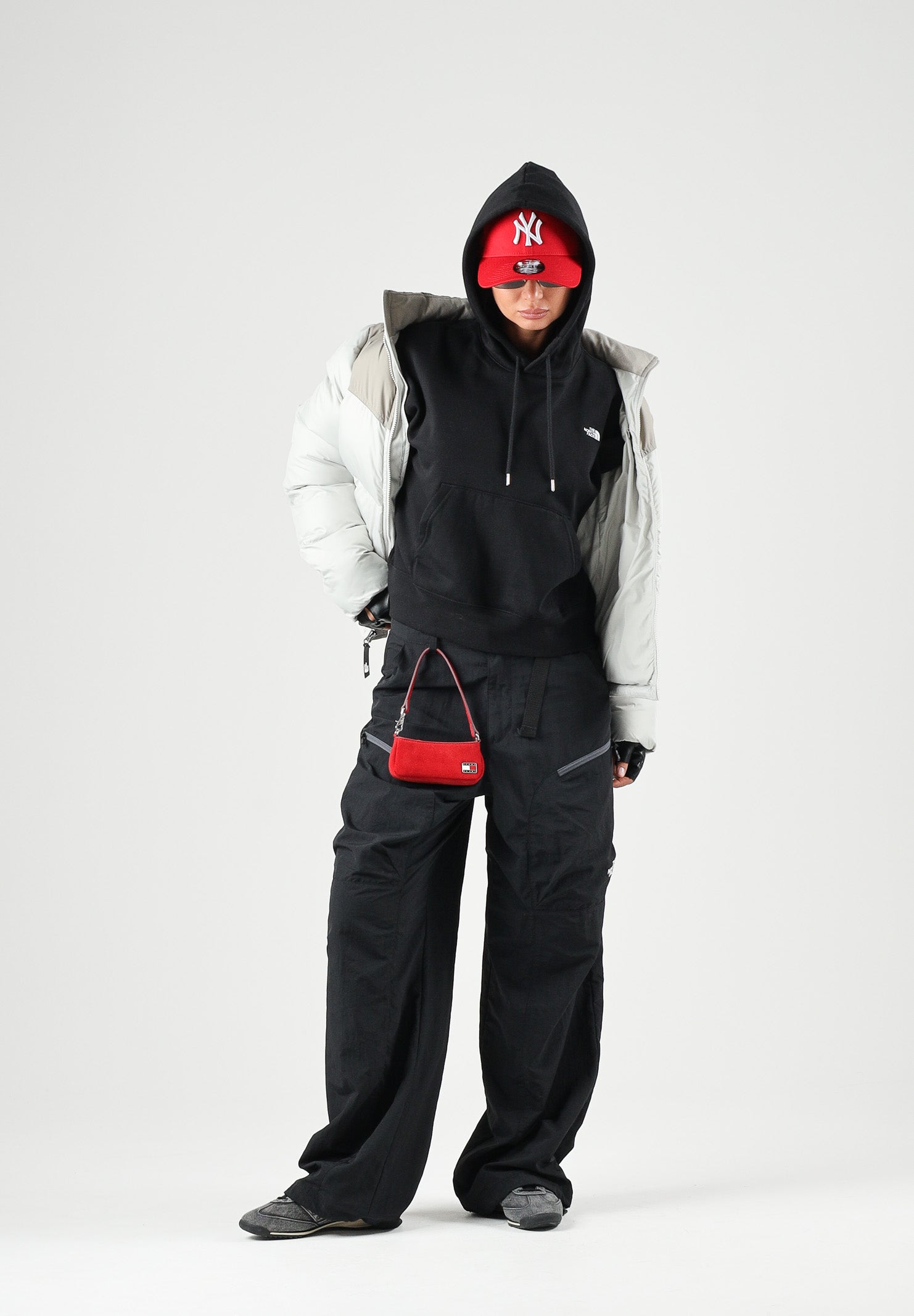THE NORTH FACE Felpa con cappuccio SIMPLE DOME HOODIE nero da donna con tasca a marsupio frontale. NF0A8HBXJK31 . THE NORTH FACE 