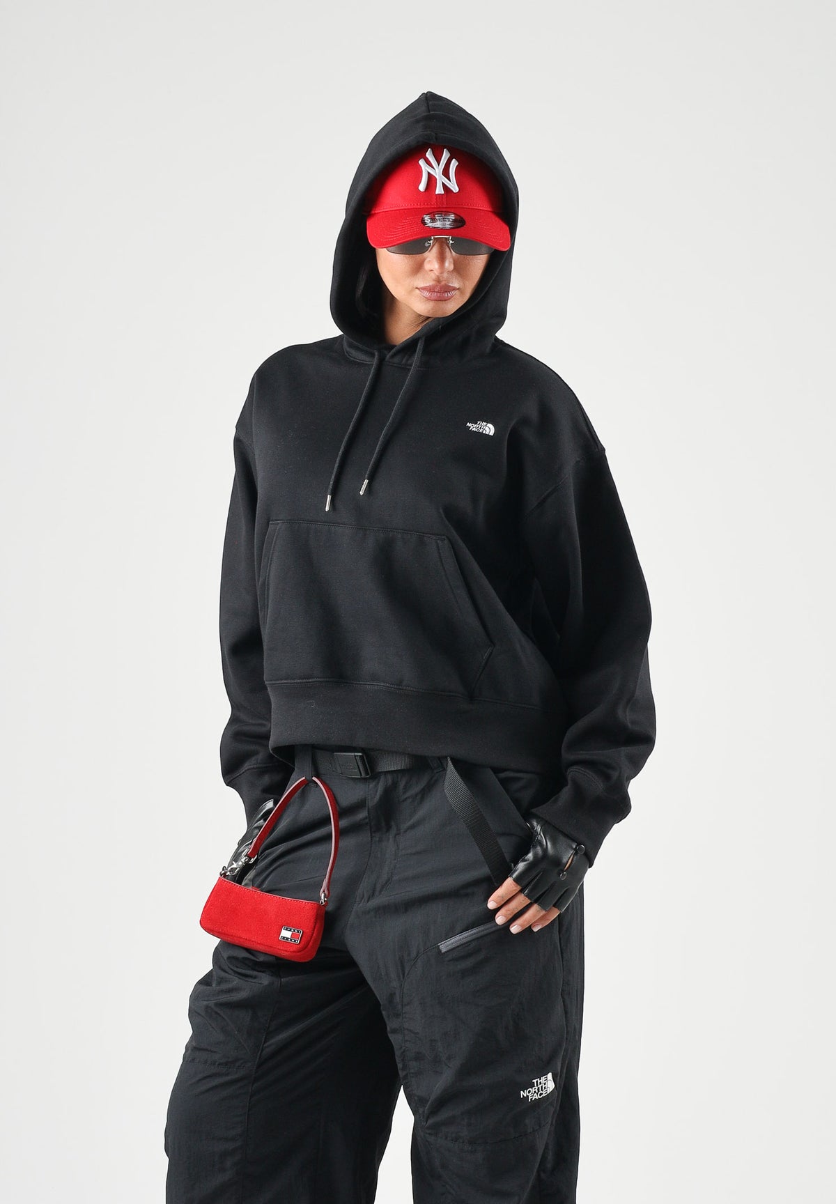 THE NORTH FACE Felpa con cappuccio SIMPLE DOME HOODIE nero da donna con tasca a marsupio frontale. NF0A8HBXJK31 . THE NORTH FACE 