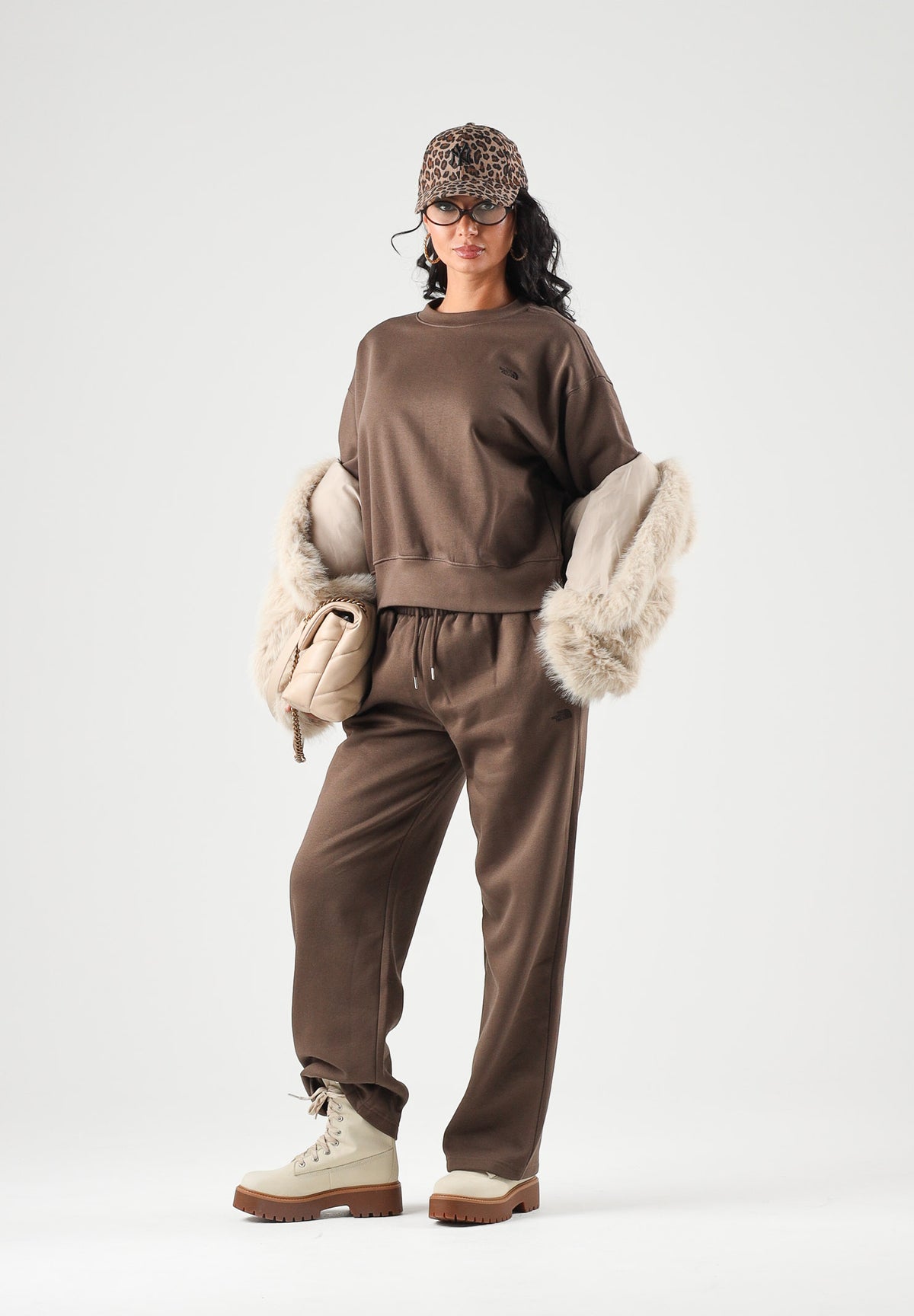THE NORTH FACE Felpa girocollo SIMPLE DOME CREW marrone da donna con logo sul petto. NF0A8HBY1OI1 . THE NORTH FACE 
