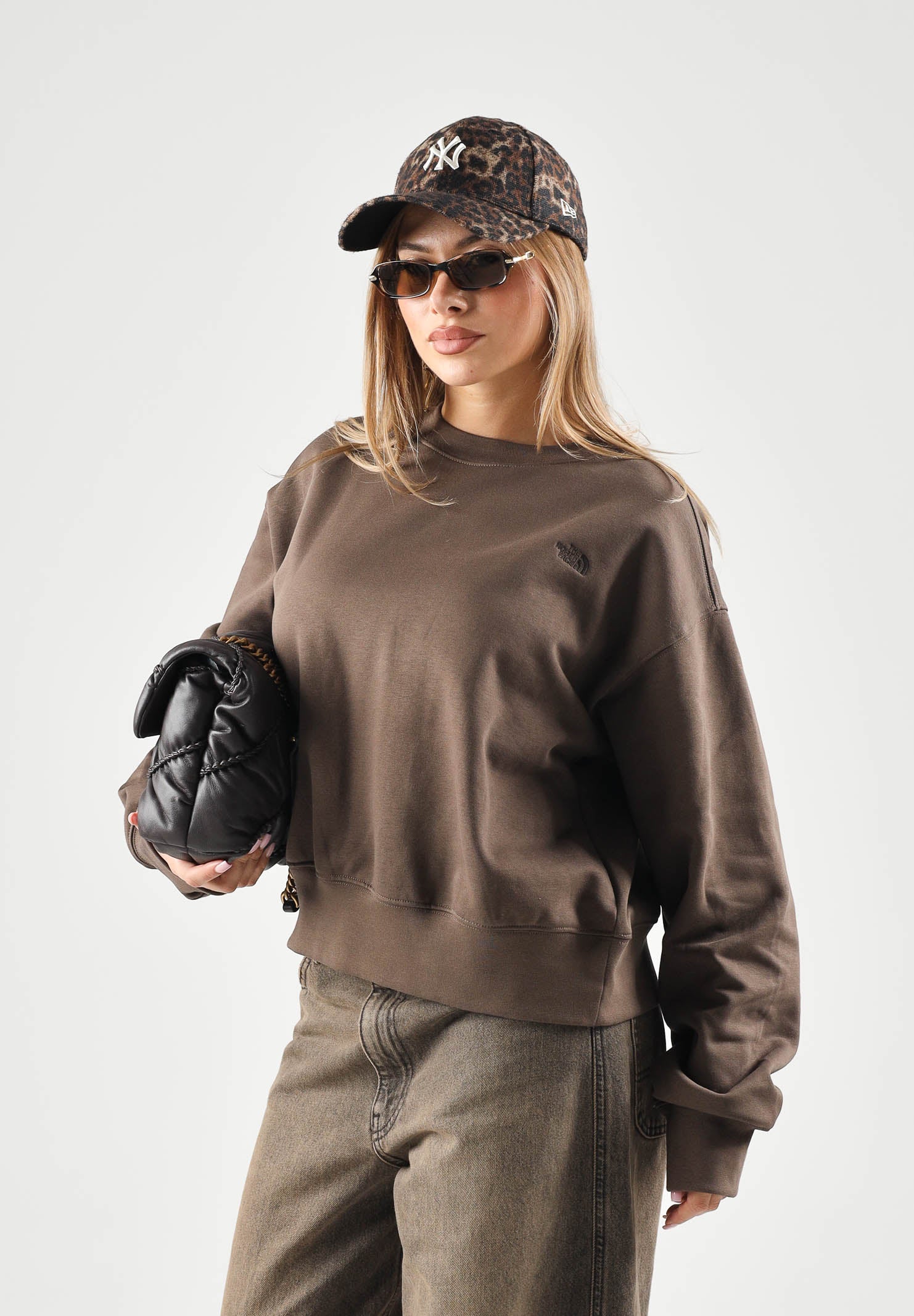 THE NORTH FACE Felpa girocollo ESSENTIAL  SIMPLE DOME CREW smokey brown marrone da donna con logo sul petto. NF0A8HBY1OI1 . THE NORTH FACE 