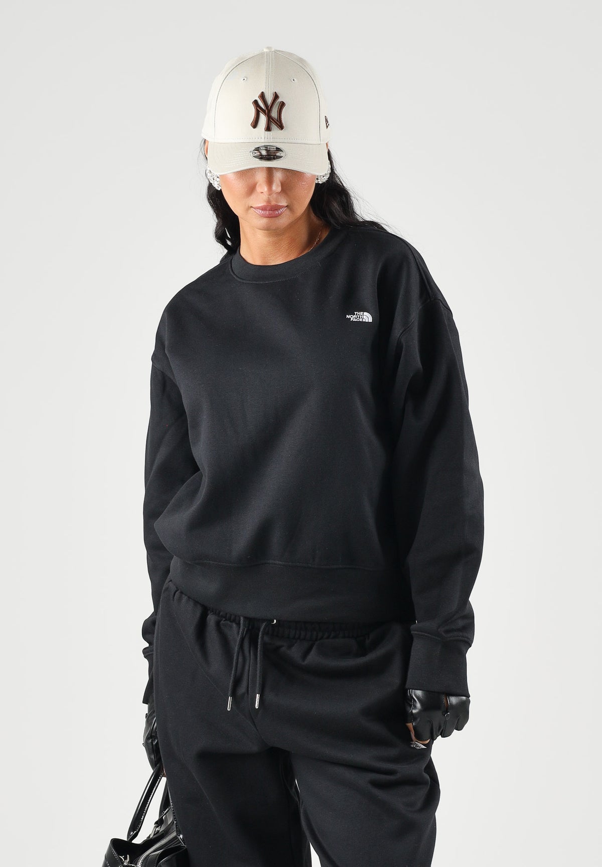 THE NORTH FACE Felpa girocollo SIMPLE DOME CREW nera da donna con logo minimal sul petto. NF0A8HBYJK31 . THE NORTH FACE 
