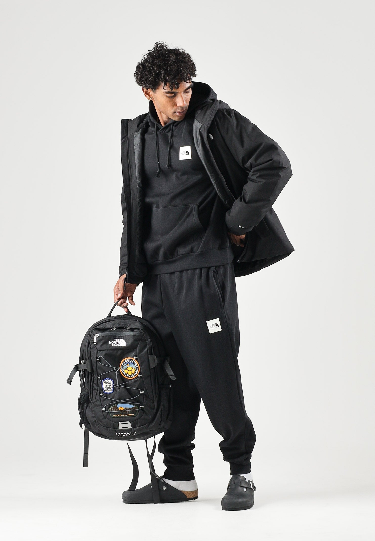 THE NORTH FACE Felpa con cappuccio  tnf black nera per uomo con  tasca a marsupio e patch logo sul petto NF0A8JAXJK31 . THE NORTH FACE 