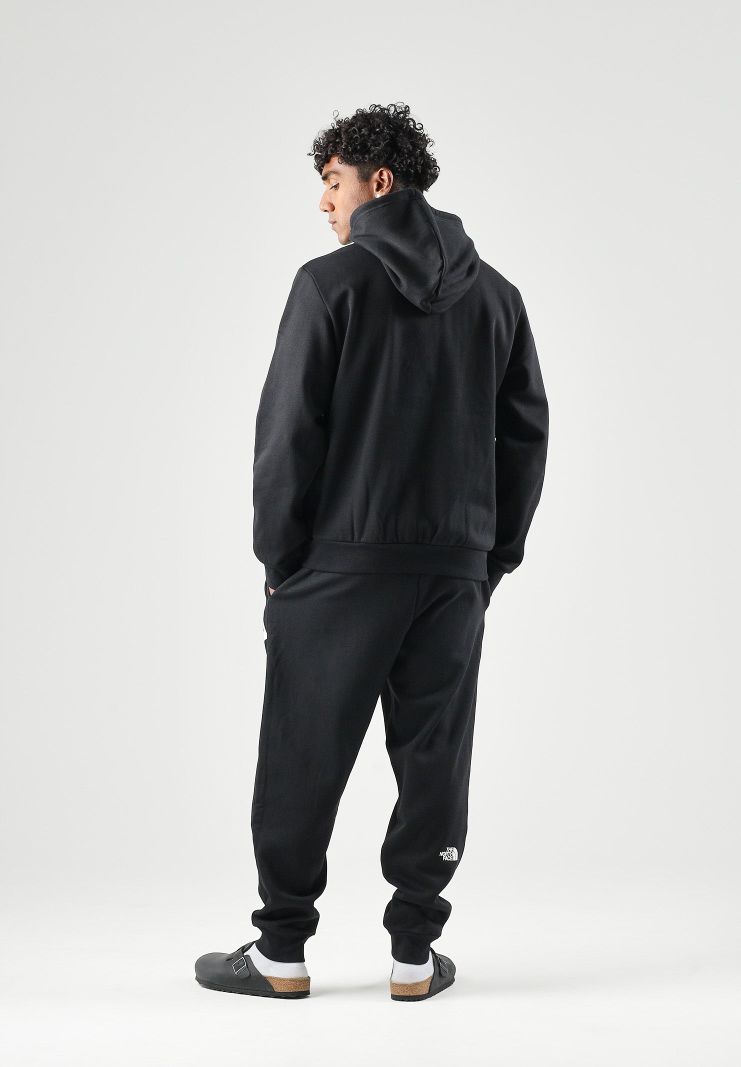 THE NORTH FACE Felpa con cappuccio  tnf black nera per uomo con  tasca a marsupio e patch logo sul petto NF0A8JAXJK31 . THE NORTH FACE 
