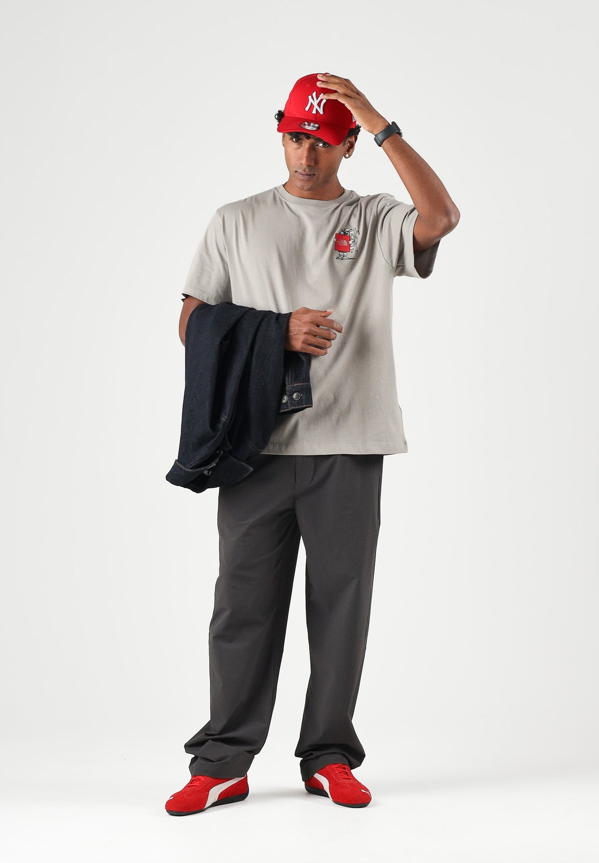THE NORTH FACE T-shirt mania corta  stone slab-sabbia per uomo e donna con piccolo logo grafico applicato. NF0A8JB42MB1 . THE NORTH FACE 