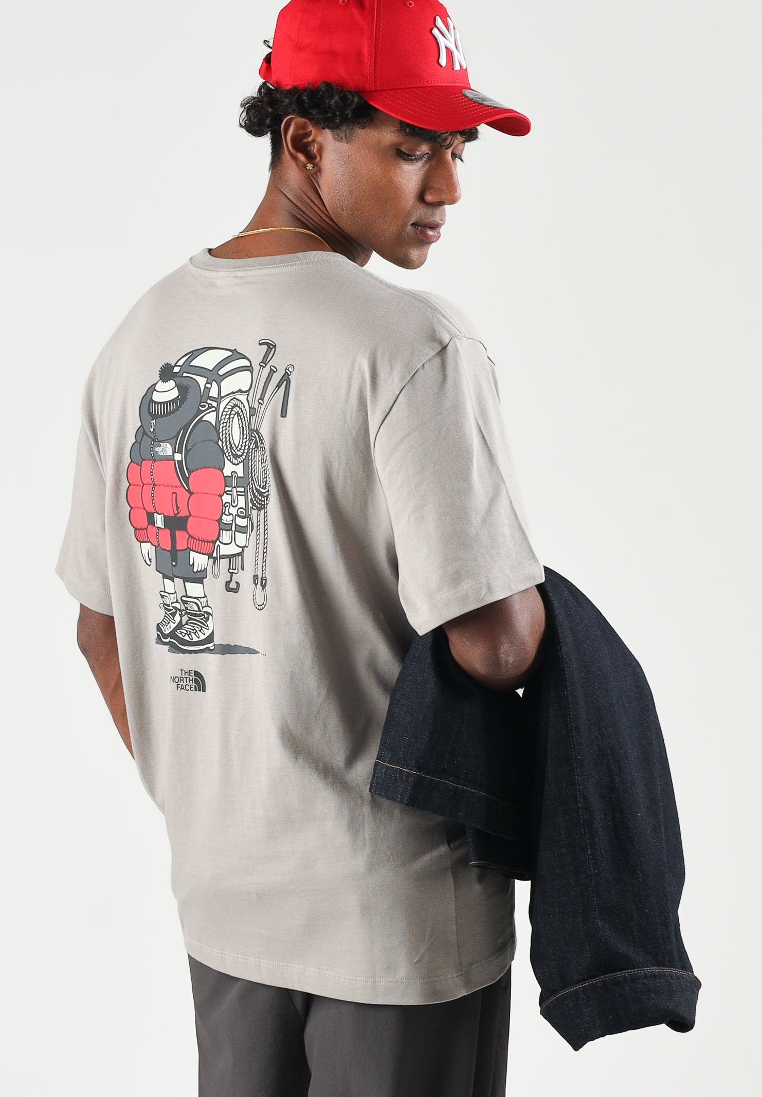 THE NORTH FACE T-shirt mania corta  stone slab-sabbia per uomo e donna con piccolo logo grafico applicato. NF0A8JB42MB1 . THE NORTH FACE 