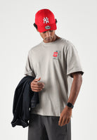 THE NORTH FACE T-shirt mania corta  stone slab-sabbia per uomo e donna con piccolo logo grafico applicato. NF0A8JB42MB1 . THE NORTH FACE 