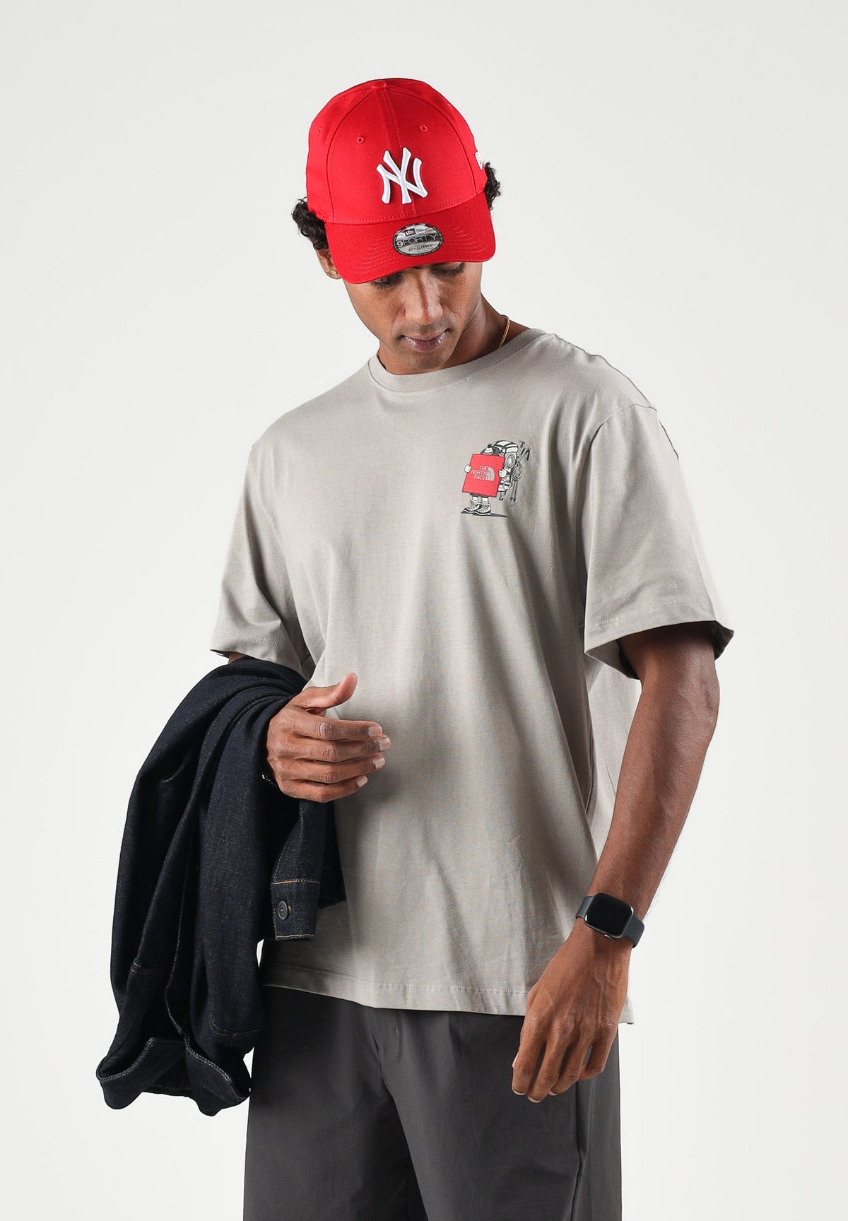 THE NORTH FACE T-shirt mania corta  stone slab-sabbia per uomo e donna con piccolo logo grafico applicato. NF0A8JB42MB1 . THE NORTH FACE 