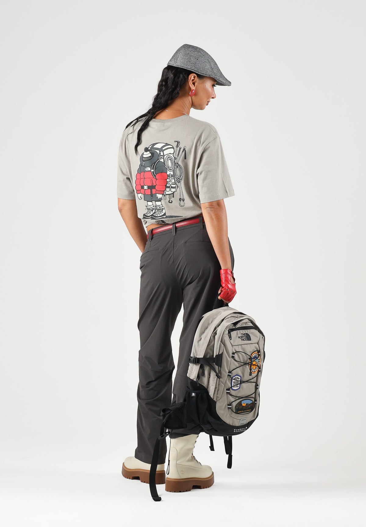 THE NORTH FACE T-shirt mania corta  stone slab-sabbia per uomo e donna con piccolo logo grafico applicato. NF0A8JB42MB1 . THE NORTH FACE 