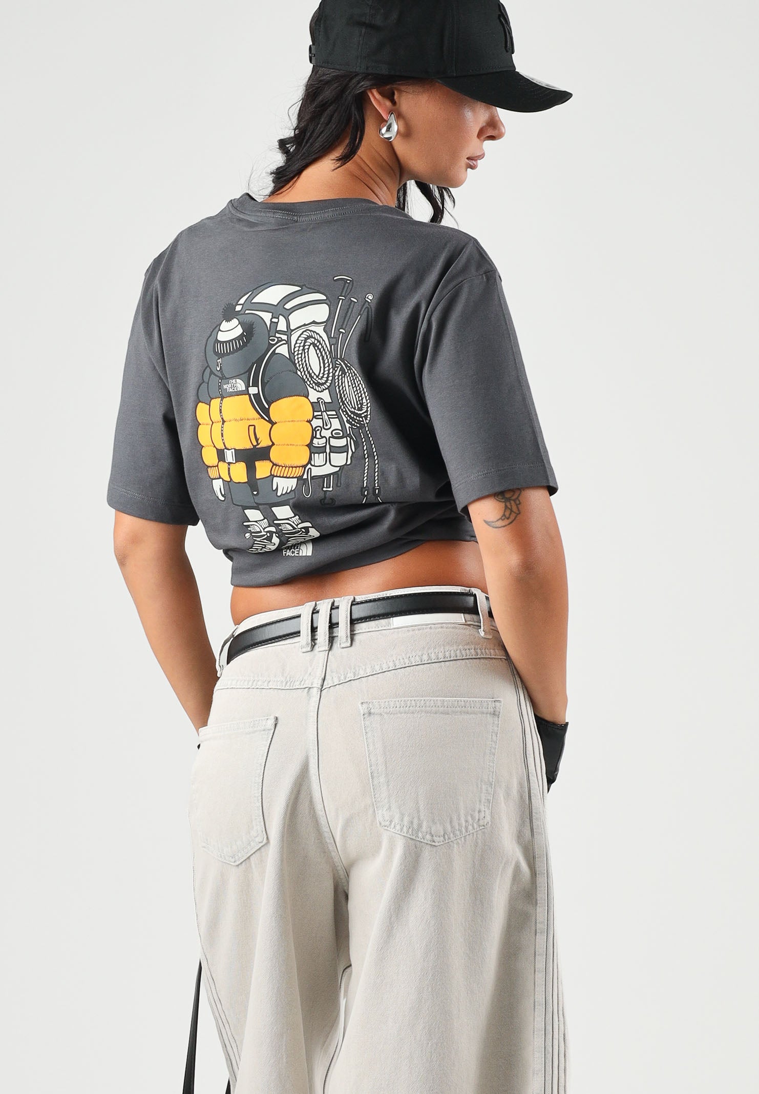 THE NORTH FACE T-shirt manica corta GEAR UP GET OUT GRAPHIC grigia per uomo e donna con grafica serigrafata NF0A8JB4RHI1 . THE NORTH FACE 