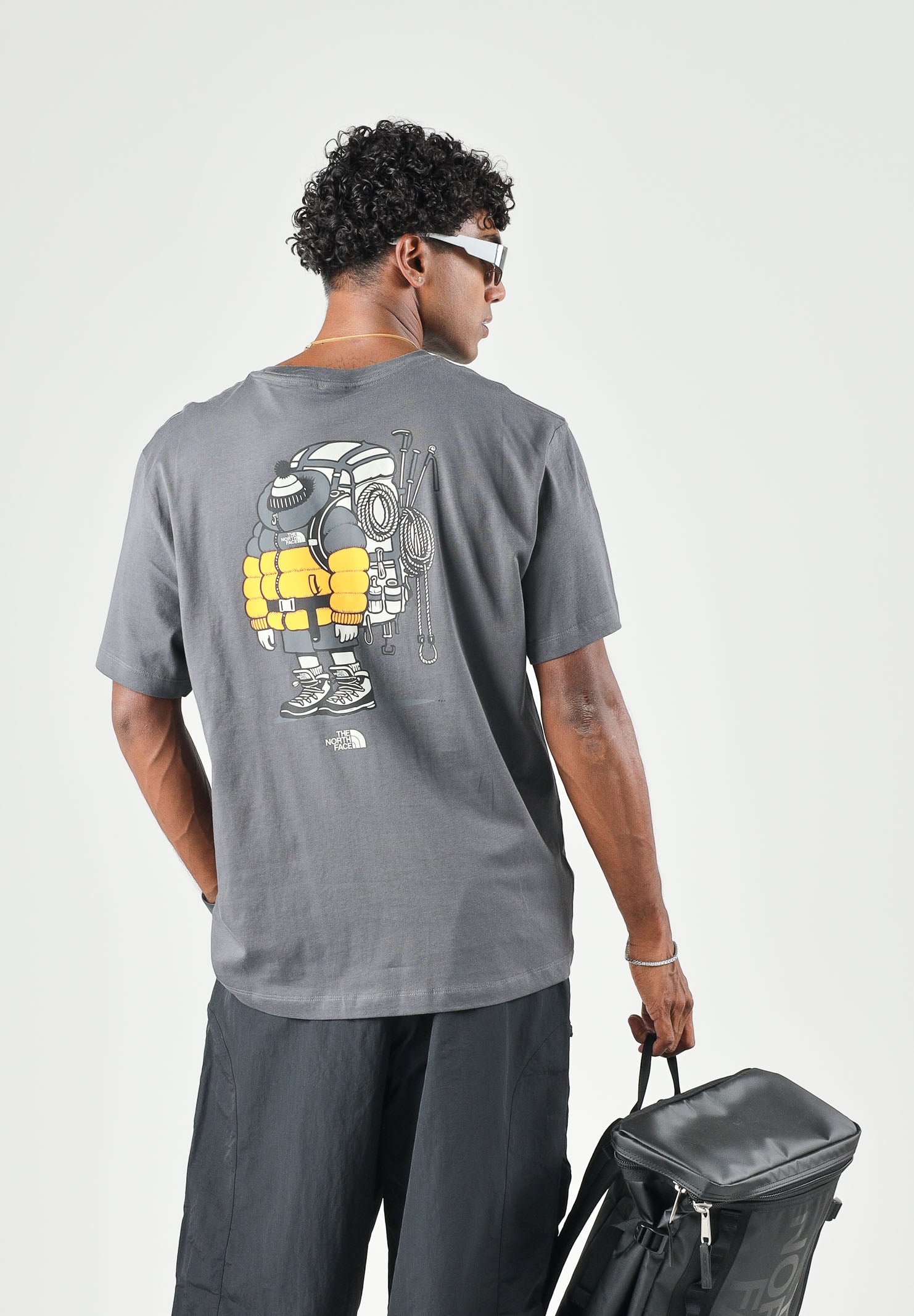 THE NORTH FACE T-shirt manica corta GEAR UP GET OUT GRAPHIC grigia scuro per uomo e donna con grafica serigrafata NF0A8JB4RHI1 . THE NORTH FACE 