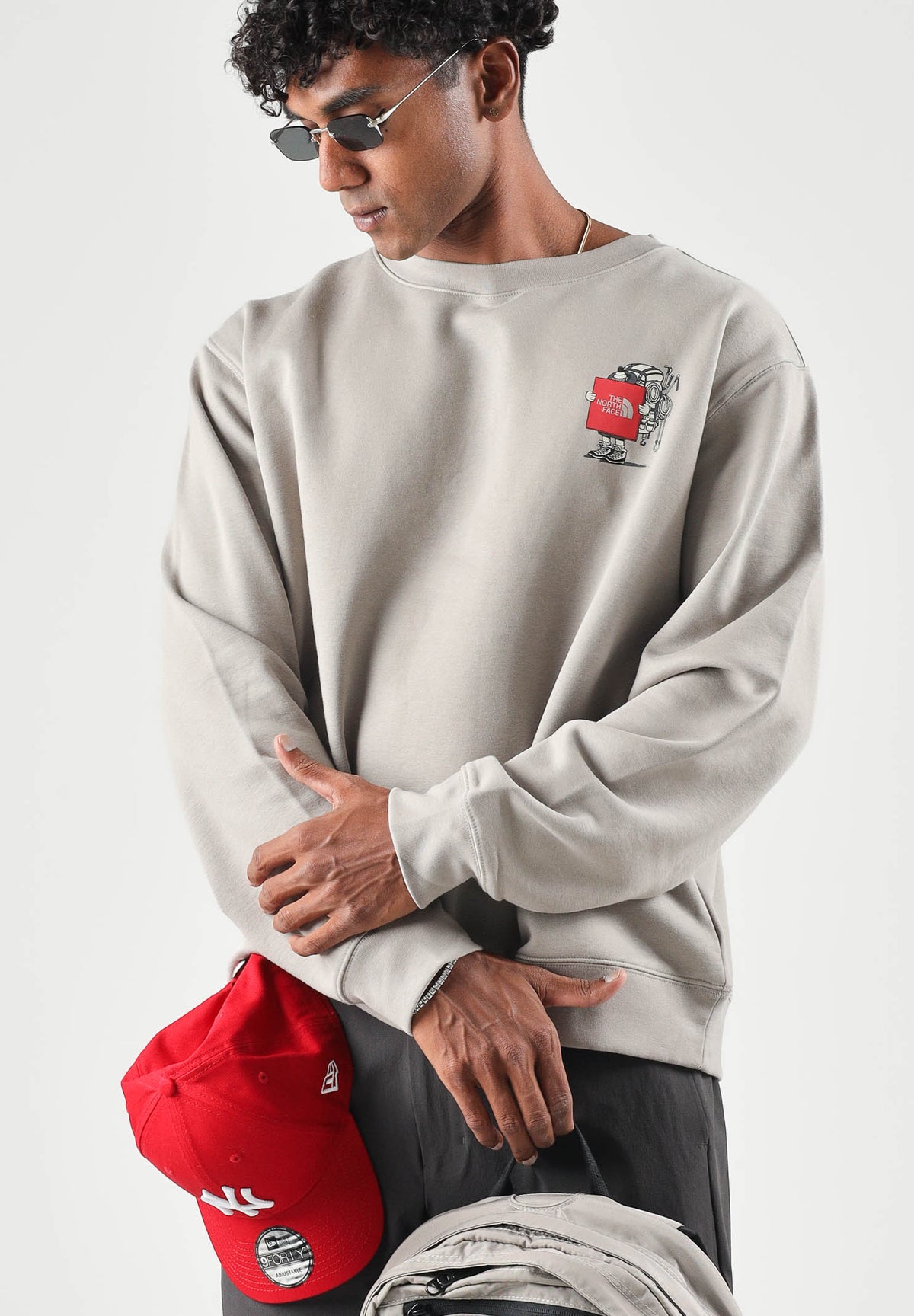 THE NORTH FACE Felpa girocollo stone slab-sabbia per uomo e donna con patch logo applicata sul petto. NF0A8JB52MB1 . THE NORTH FACE 