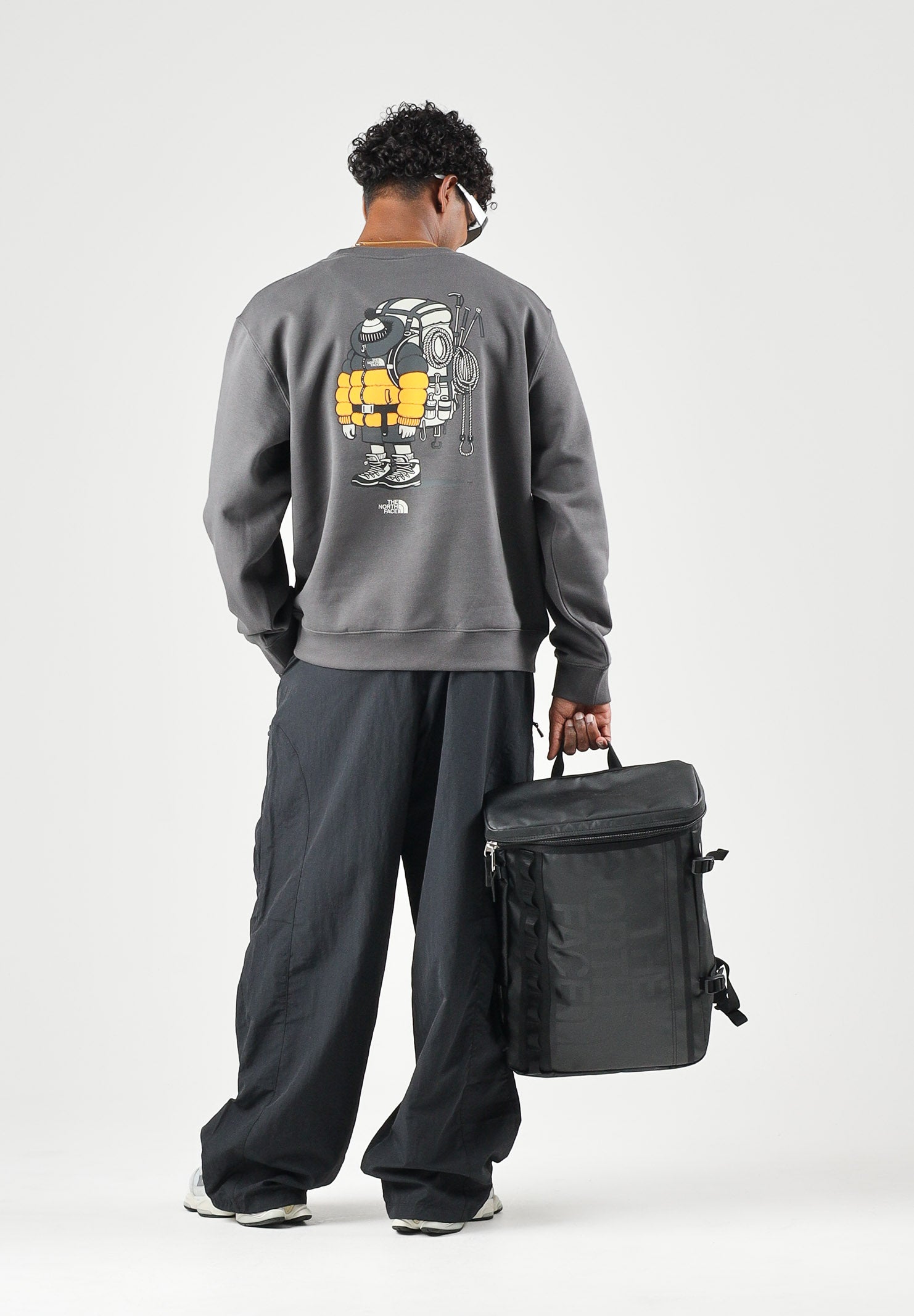 THE NORTH FACE Felpa girocollo GEAR UP GET OUT grigio scuro per uomo e donna con grafica serigrafata. NF0A8JB5RHI1 . THE NORTH FACE 