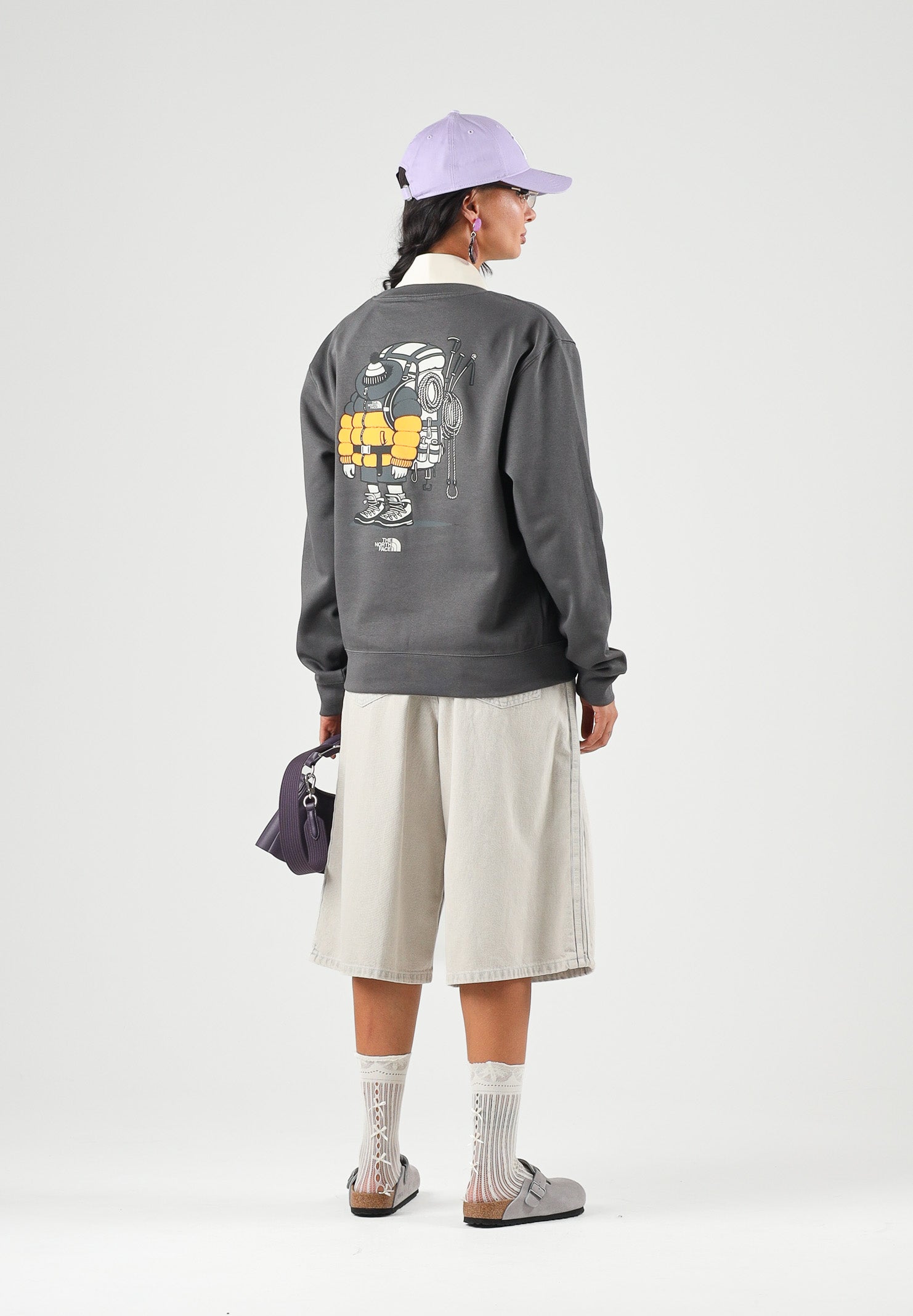 THE NORTH FACE Felpa girocollo GEAR UP GET OUT grigio chiaro per uomo e donna con grafica serigrafata. NF0A8JB5RHI1 . THE NORTH FACE 