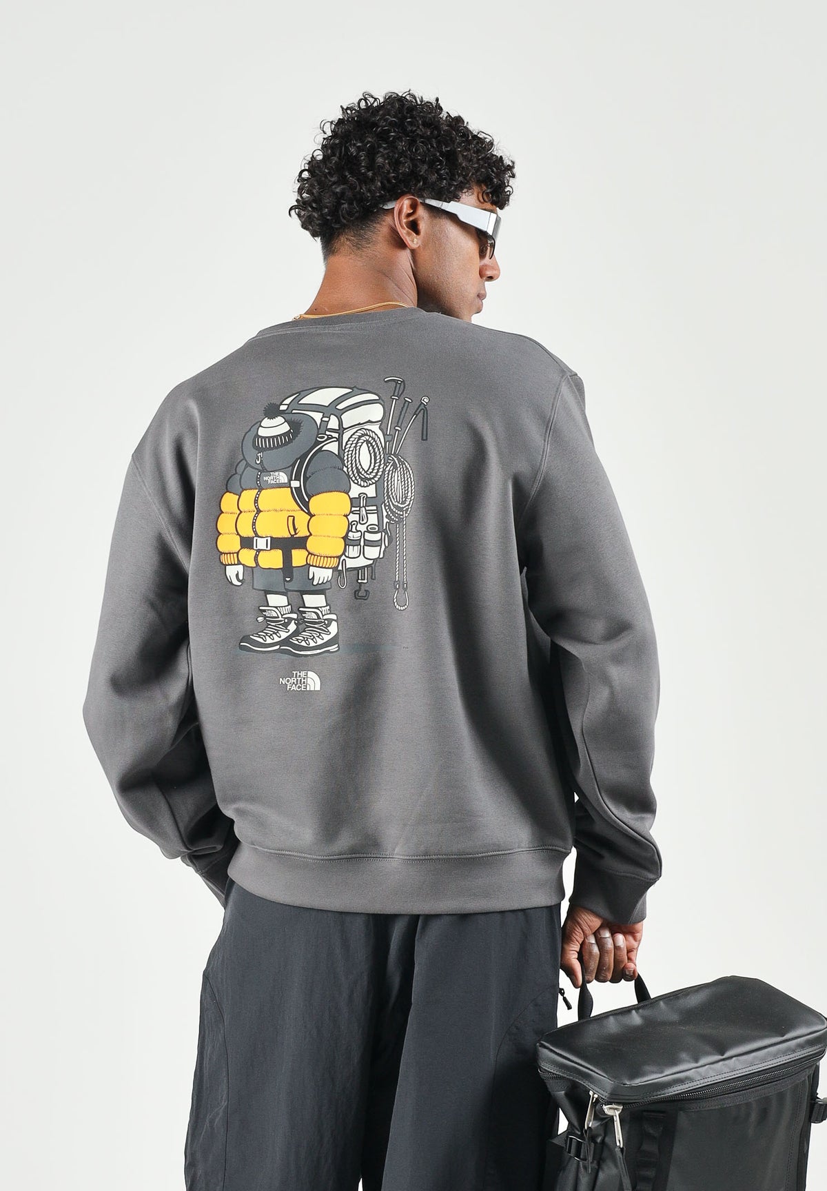 THE NORTH FACE Felpa girocollo GEAR UP GET OUT grigio scuro per uomo e donna con grafica serigrafata. NF0A8JB5RHI1 . THE NORTH FACE 
