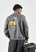 THE NORTH FACE Felpa girocollo GEAR UP GET OUT grigio scuro per uomo e donna con grafica serigrafata. NF0A8JB5RHI1 . THE NORTH FACE 