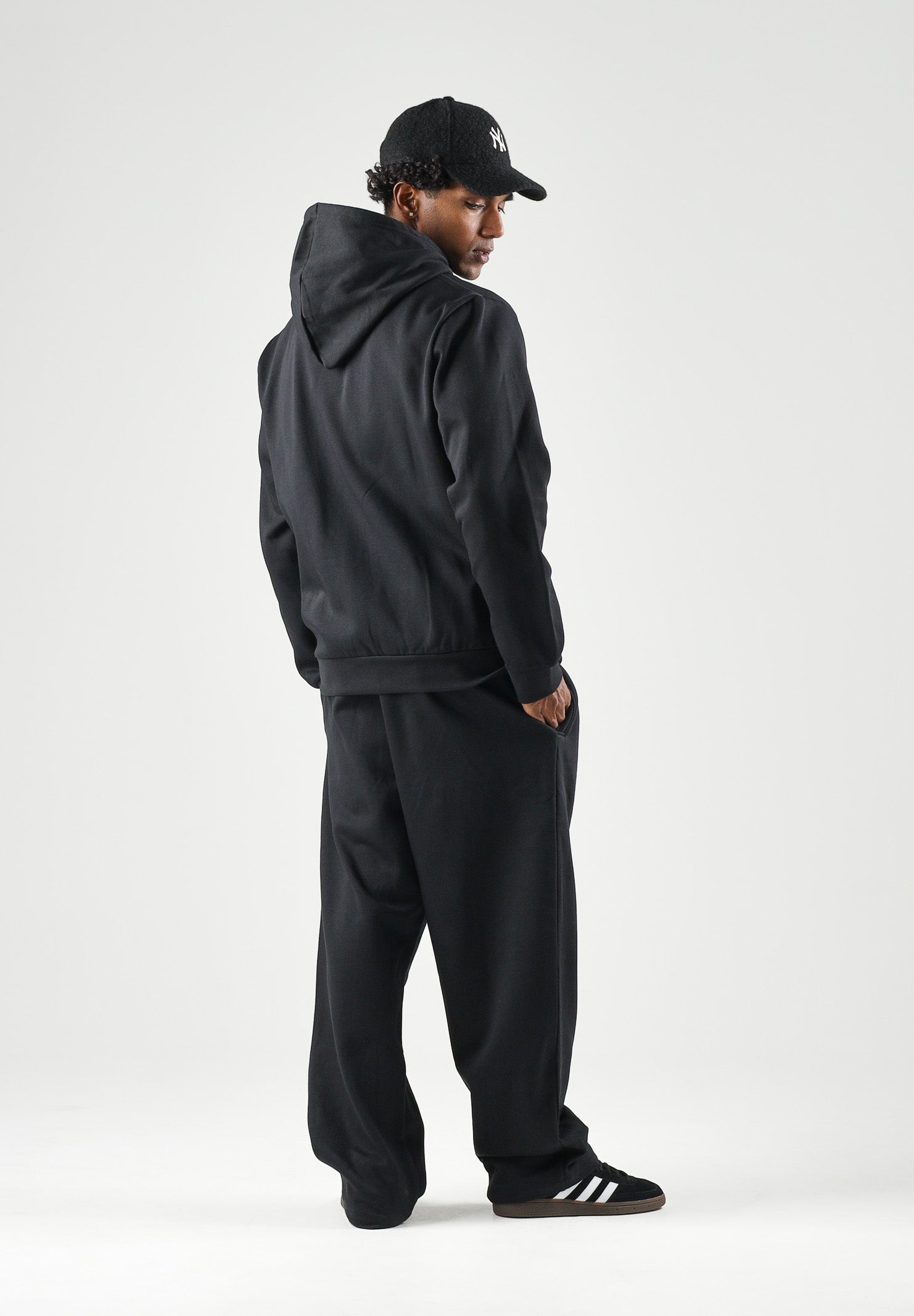 THE NORTH FACE Pantaloni ESSENTIAL SD RELAXED OPEN HEM TNF Black neri da uomo, con vita elasticizzata e gamba ampia.<BR/> NF0A8JBBJK31 . THE NORTH FACE 