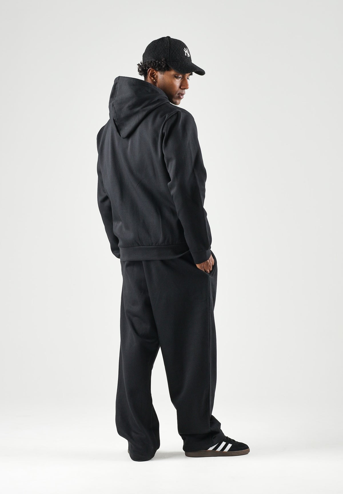 THE NORTH FACE Pantaloni ESSENTIAL SD RELAXED OPEN HEM TNF Black neri da uomo, con vita elasticizzata e gamba ampia.<BR/> NF0A8JBBJK31 . THE NORTH FACE 