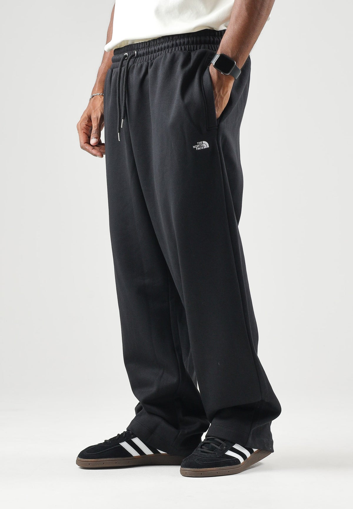THE NORTH FACE Pantaloni ESSENTIAL SD RELAXED OPEN HEM TNF Black neri da uomo, con vita elasticizzata e gamba ampia.<BR/> NF0A8JBBJK31 . THE NORTH FACE 