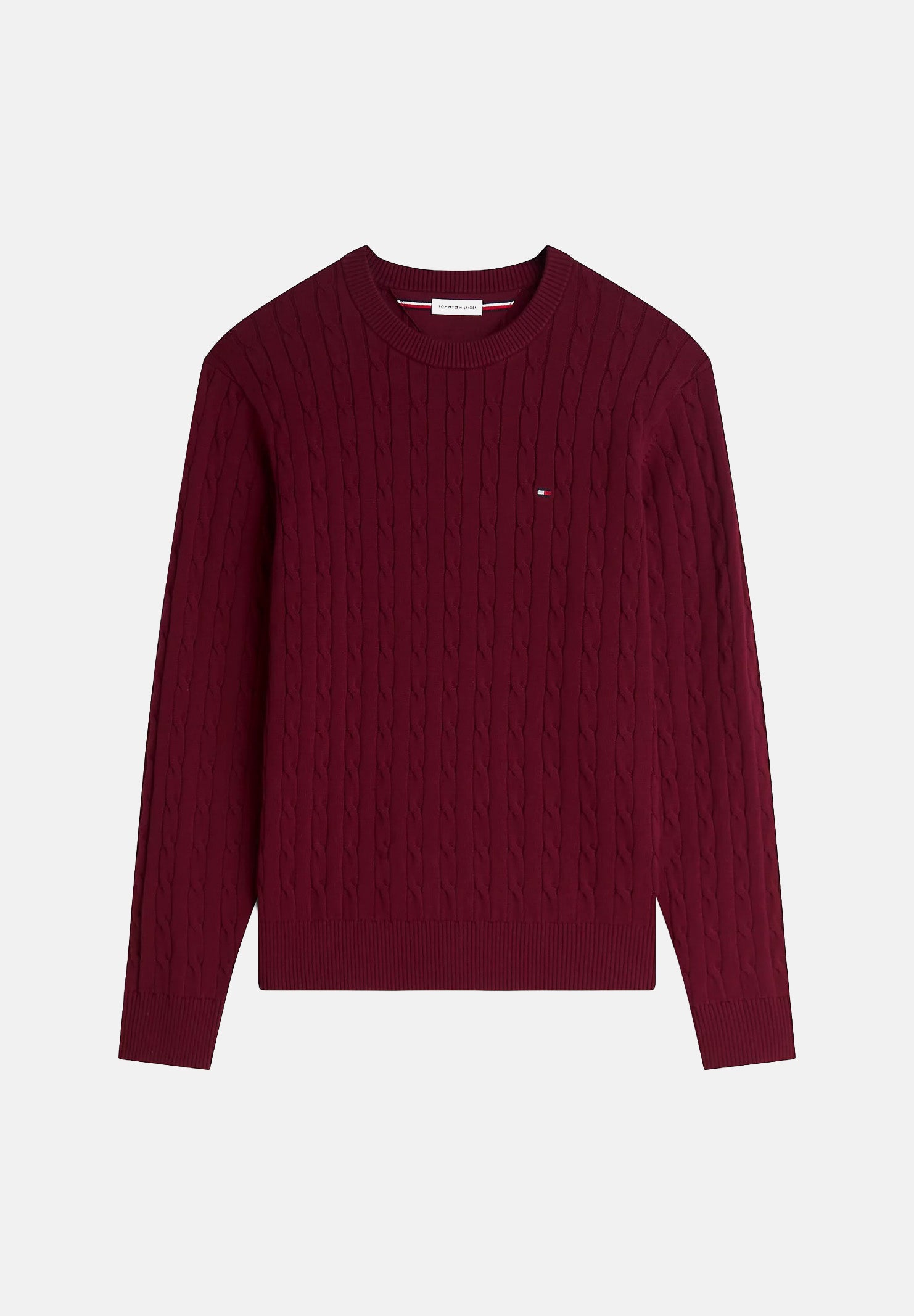 TOMMY HILFIGER Maglia girocollo CLASSICS CABLE KNIT RELAXED FIT JUMPER Burgundy bordeaux scuro da uomo, con lavorazione a trecce, maniche lunghe e bandierina ricamata sul petto. MW0MW33132 VLP TOMMY HILFIGER 