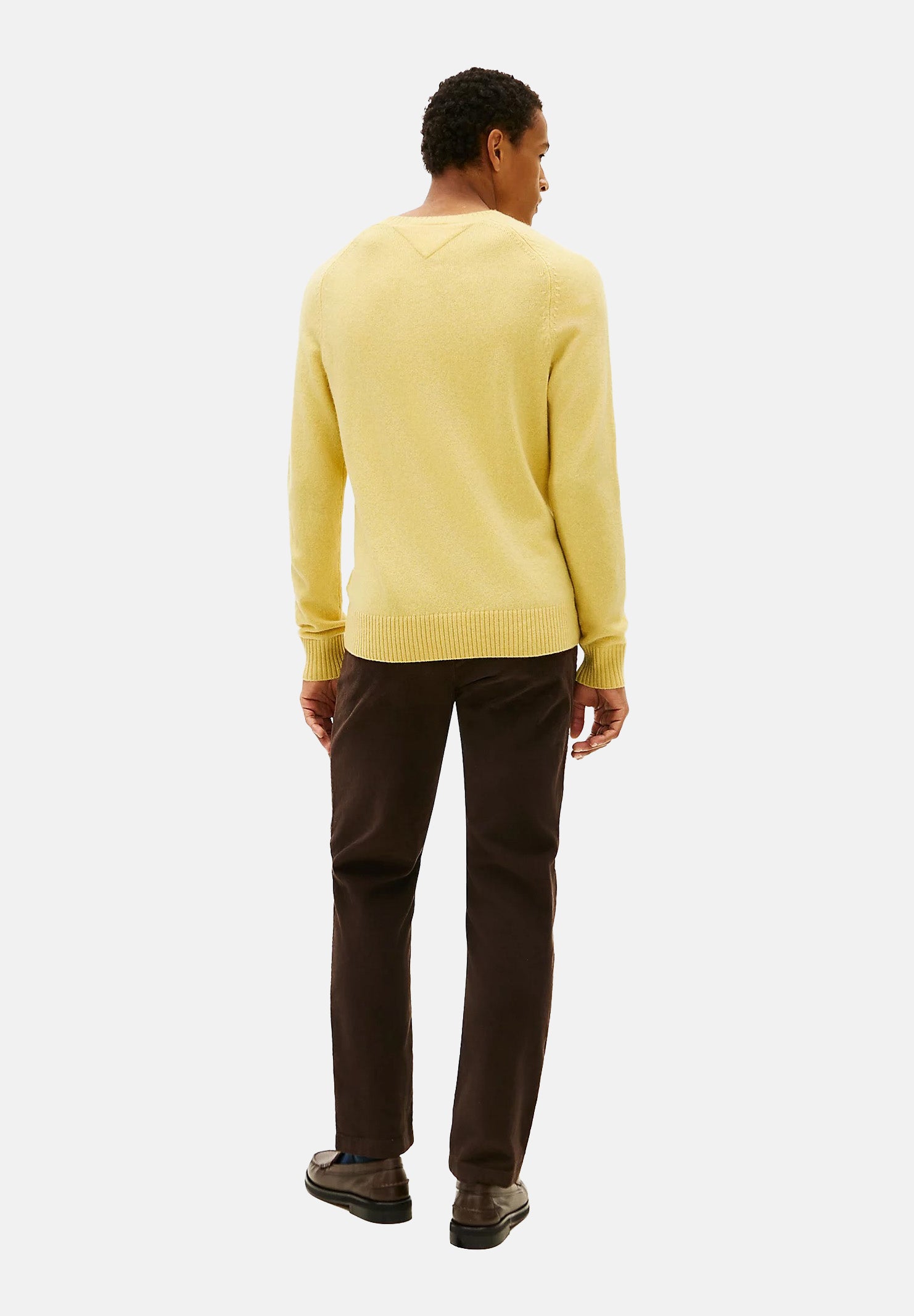 TOMMY HILFIGER Maglia girocollo PURE LAMBSWOOL CREW NECK JUMPER Light Daffodil giallo chiaro da uomo, con maniche lunghe raglan e bandierina ricamata sul petto.<BR/> MW0MW36535 ZFD TOMMY HILFIGER 