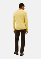 TOMMY HILFIGER Maglia girocollo PURE LAMBSWOOL CREW NECK JUMPER Light Daffodil giallo chiaro da uomo, con maniche lunghe raglan e bandierina ricamata sul petto.<BR/> MW0MW36535 ZFD TOMMY HILFIGER 