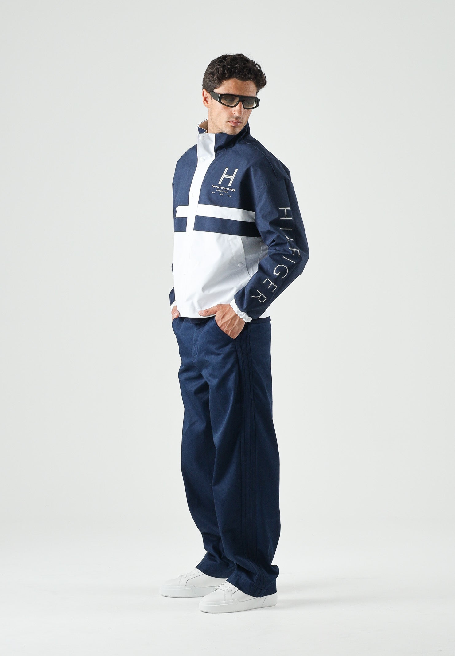 TOMMY HILFIGER Giacca a vento reversibile, color carbon-navy, bianco bu, da uomo <BR/> MW0MW43183 0K4 TOMMY HILFIGER 