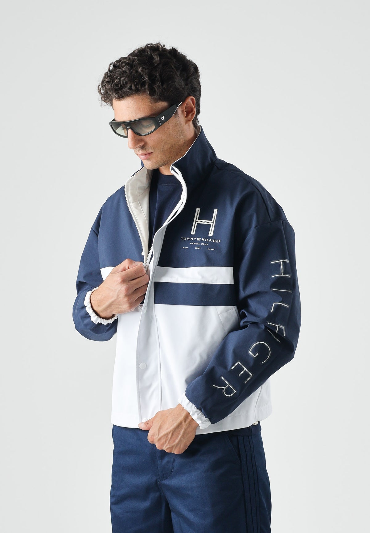 TOMMY HILFIGER Giacca a vento reversibile, color carbon-navy, bianco bu, da uomo <BR/> MW0MW43183 0K4 TOMMY HILFIGER 