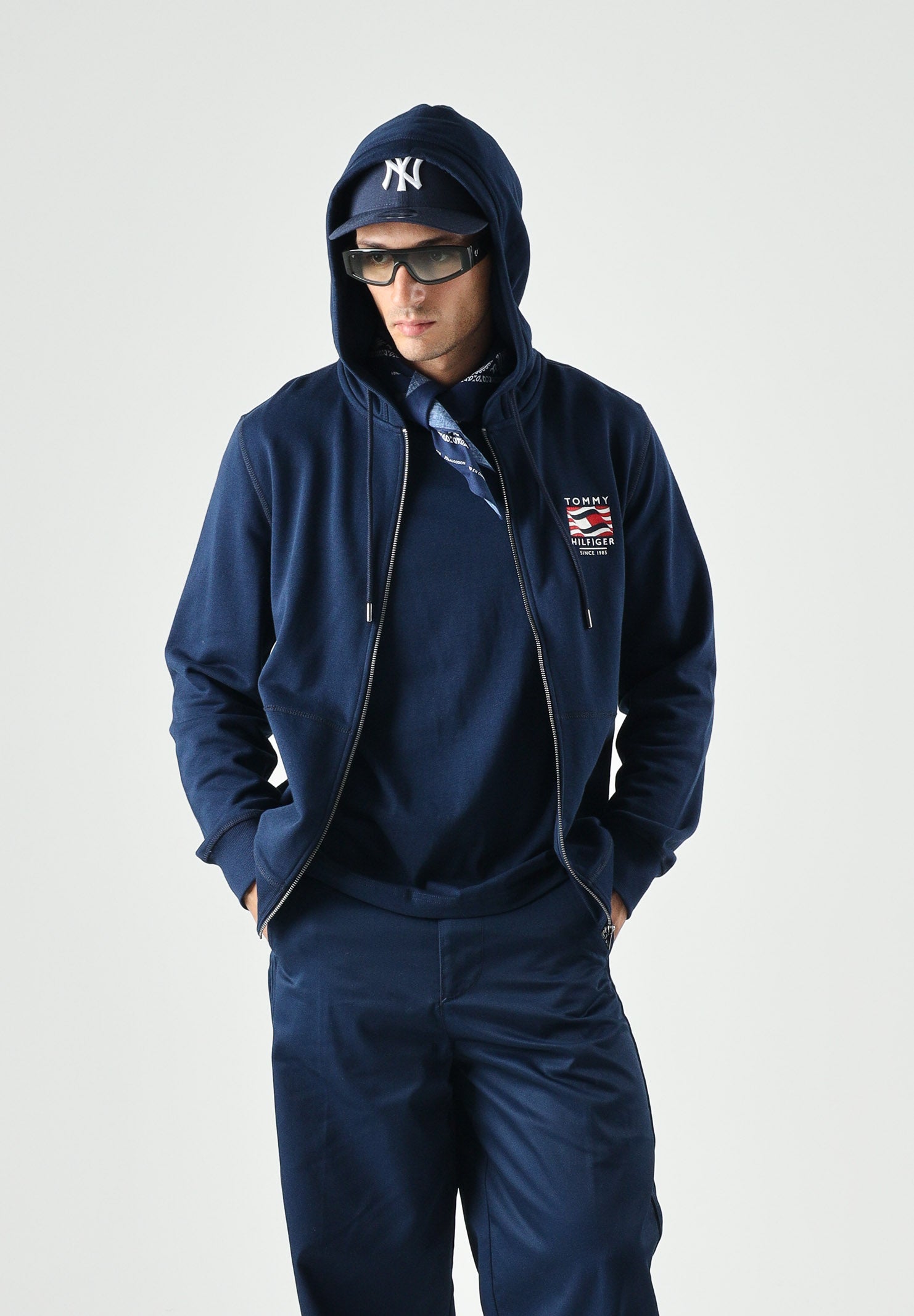 TOMMY HILFIGER Felpa FRENCH TERRY con zip, carbon blu, blu scuro d uomo con ricamo laterale<BR/> MW0MW43382 DCC TOMMY HILFIGER 