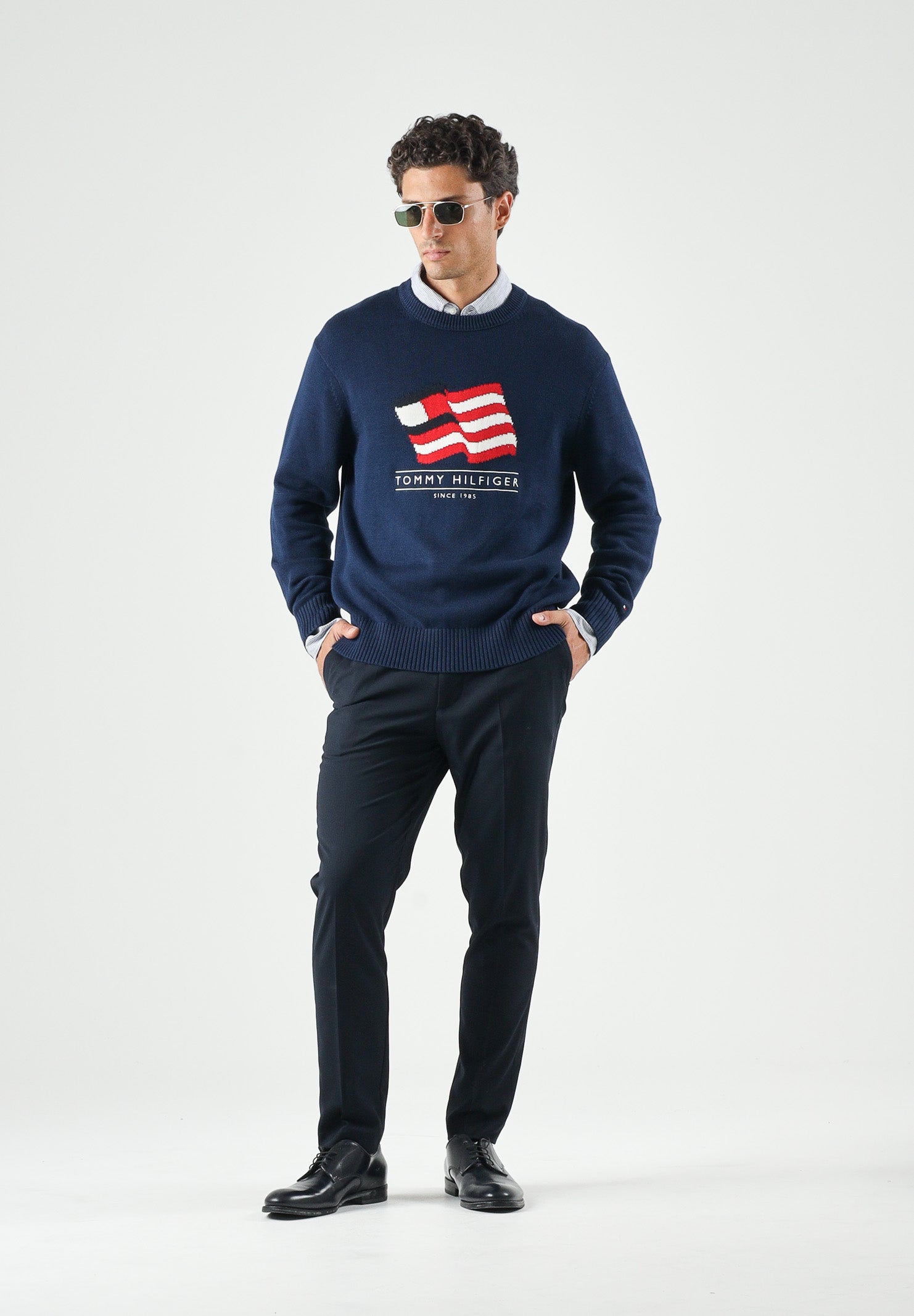 TOMMY HILFIGER Maglione RWB CREW, carbon navy blu da uomo con motivo grafico a bandiera Americana e logo ricamato.<BR/><BR/>. MW0MW43386 DCC TOMMY HILFIGER 